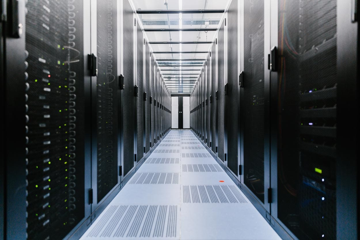 Gang zwischen Server-Racks im Rechenzentrum Telehouse Frankfurt, von turbopress selbst aufgenommen